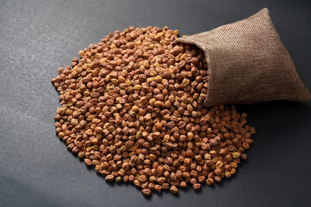 Desi chickpeas price movement dashboard displaying $10 per tonne increase and market indicators